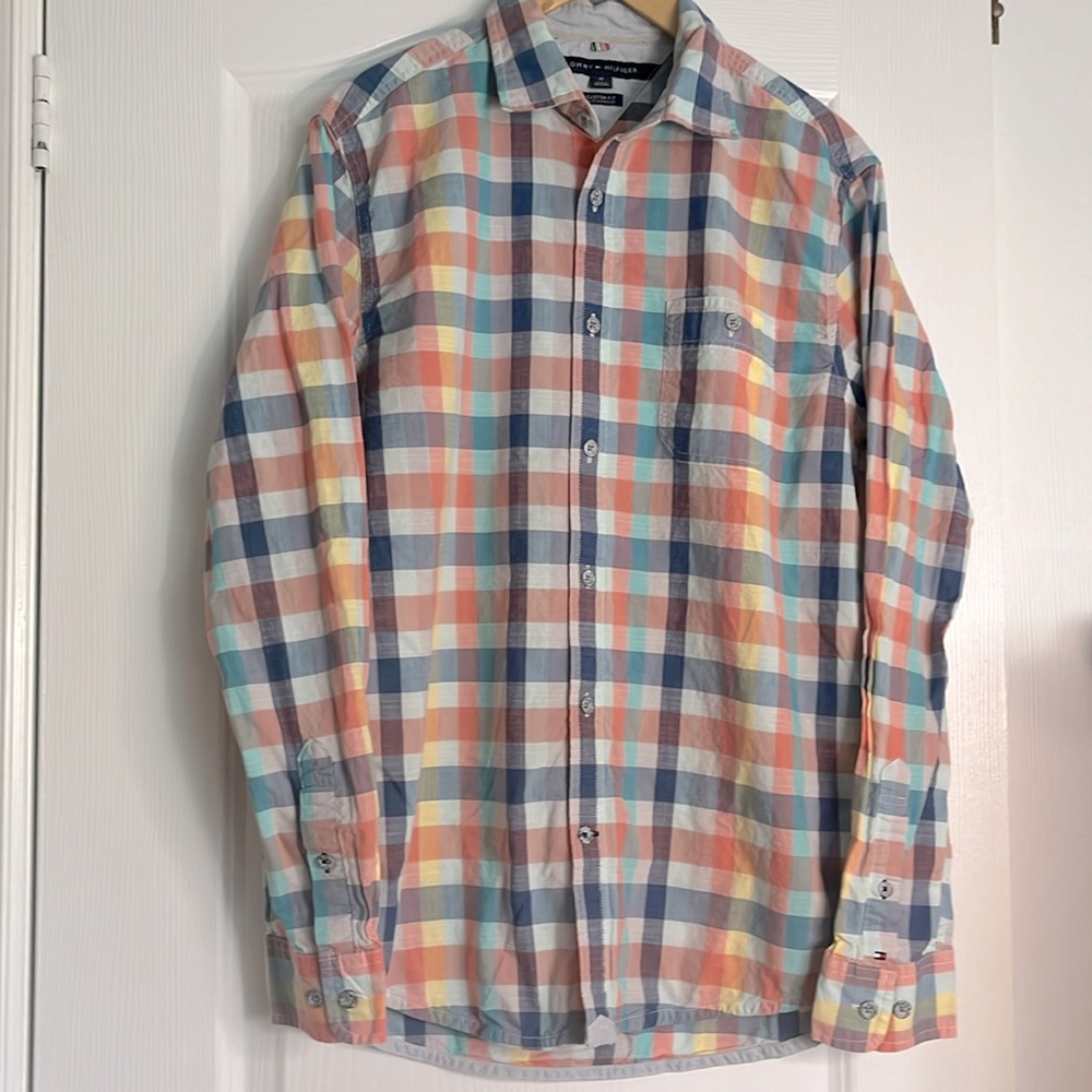 Tommy Hilfiger lightweight plaid long sleeve button down shirt